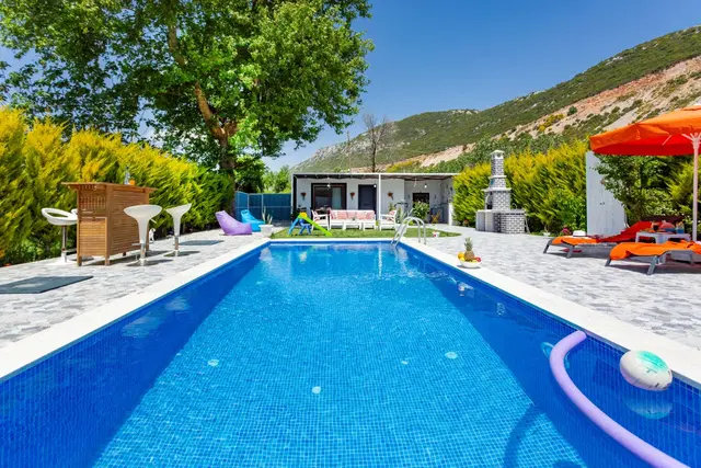 Bezirgan’da Balayı Çiftlerine Uygun, Korunaklı Havuzlu, 2 Yatak Odalı, Ekonomik Villa