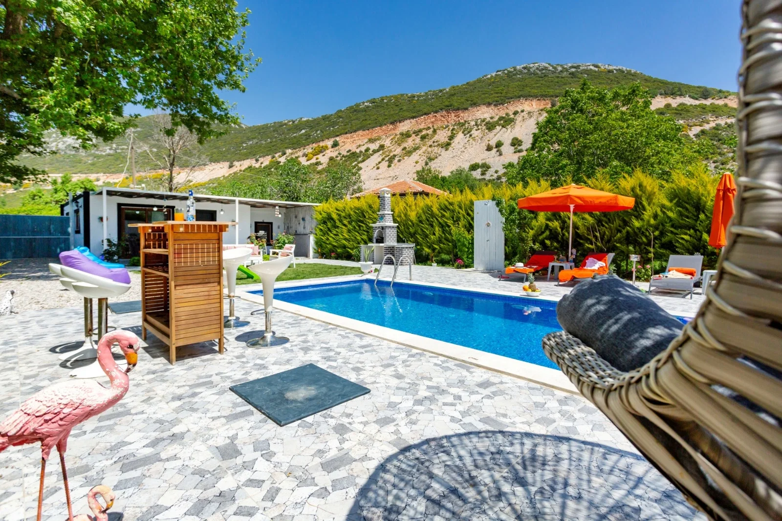 Bezirgan’da Balayı Çiftlerine Uygun, Korunaklı Havuzlu, 2 Yatak Odalı, Ekonomik Villa