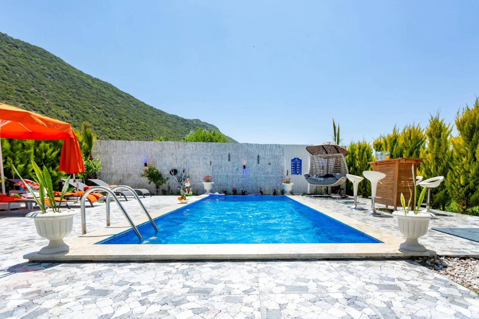Bezirgan’da Balayı Çiftlerine Uygun, Korunaklı Havuzlu, 2 Yatak Odalı, Ekonomik Villa