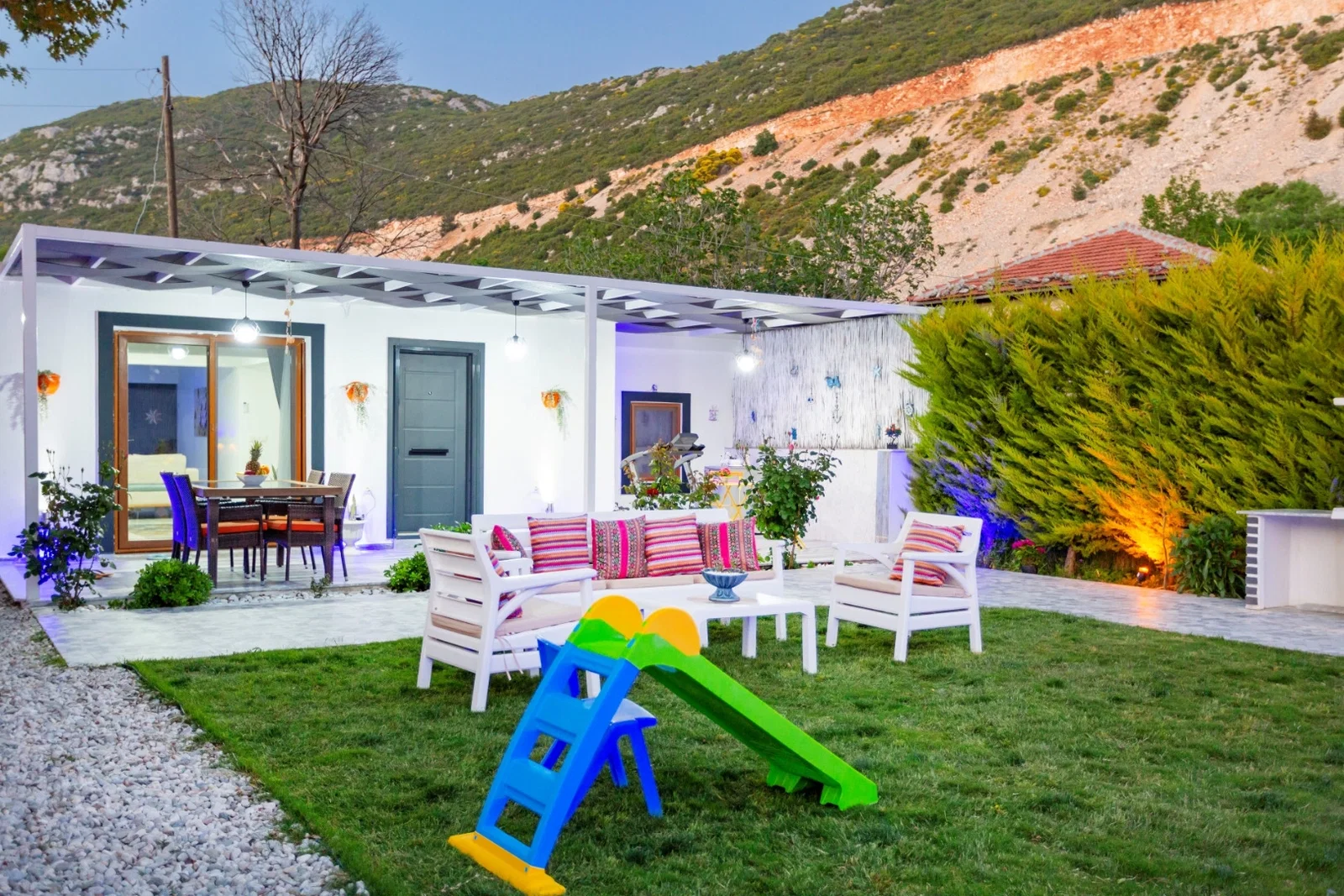Bezirgan’da Balayı Çiftlerine Uygun, Korunaklı Havuzlu, 2 Yatak Odalı, Ekonomik Villa