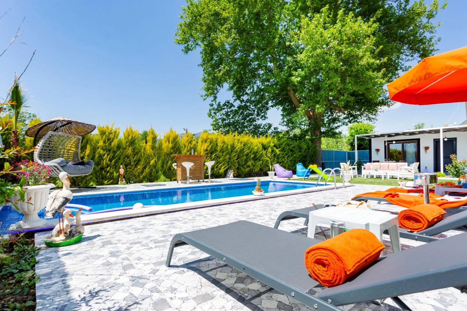 Bezirgan’da Balayı Çiftlerine Uygun, Korunaklı Havuzlu, 2 Yatak Odalı, Ekonomik Villa