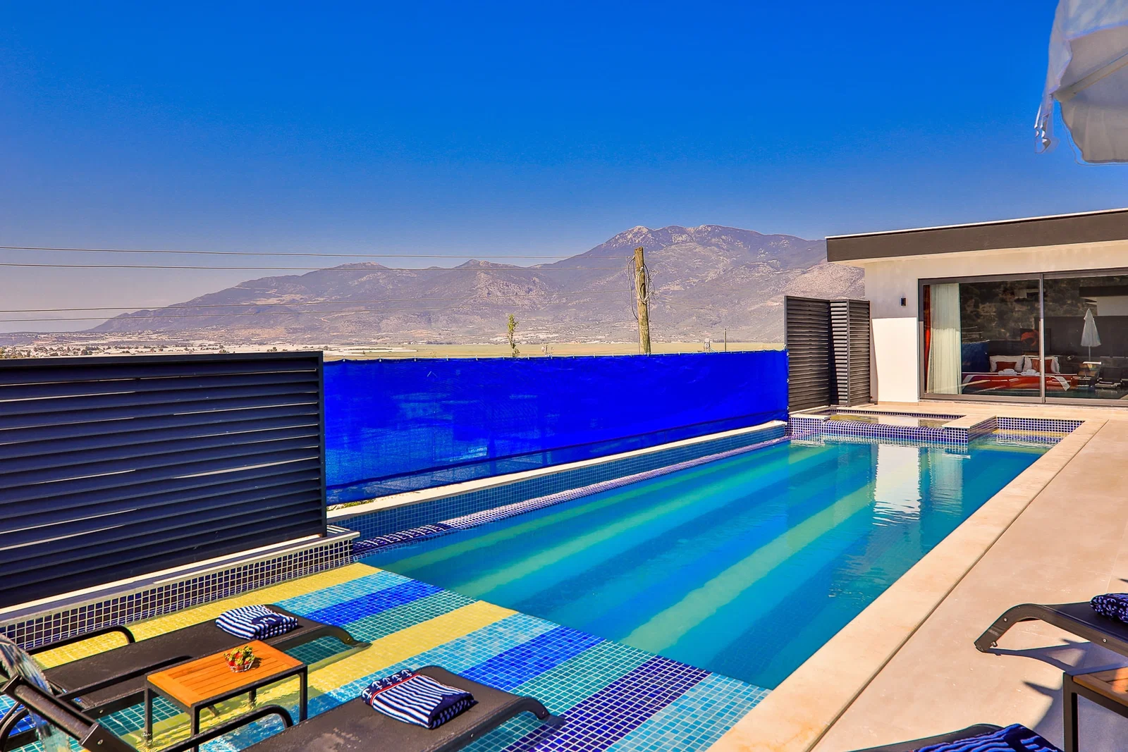 Yeşilköy’de Balayı Çiftlerine Uygun, Çocuk Havuzlu, Jakuzili, Kiralık Villa
