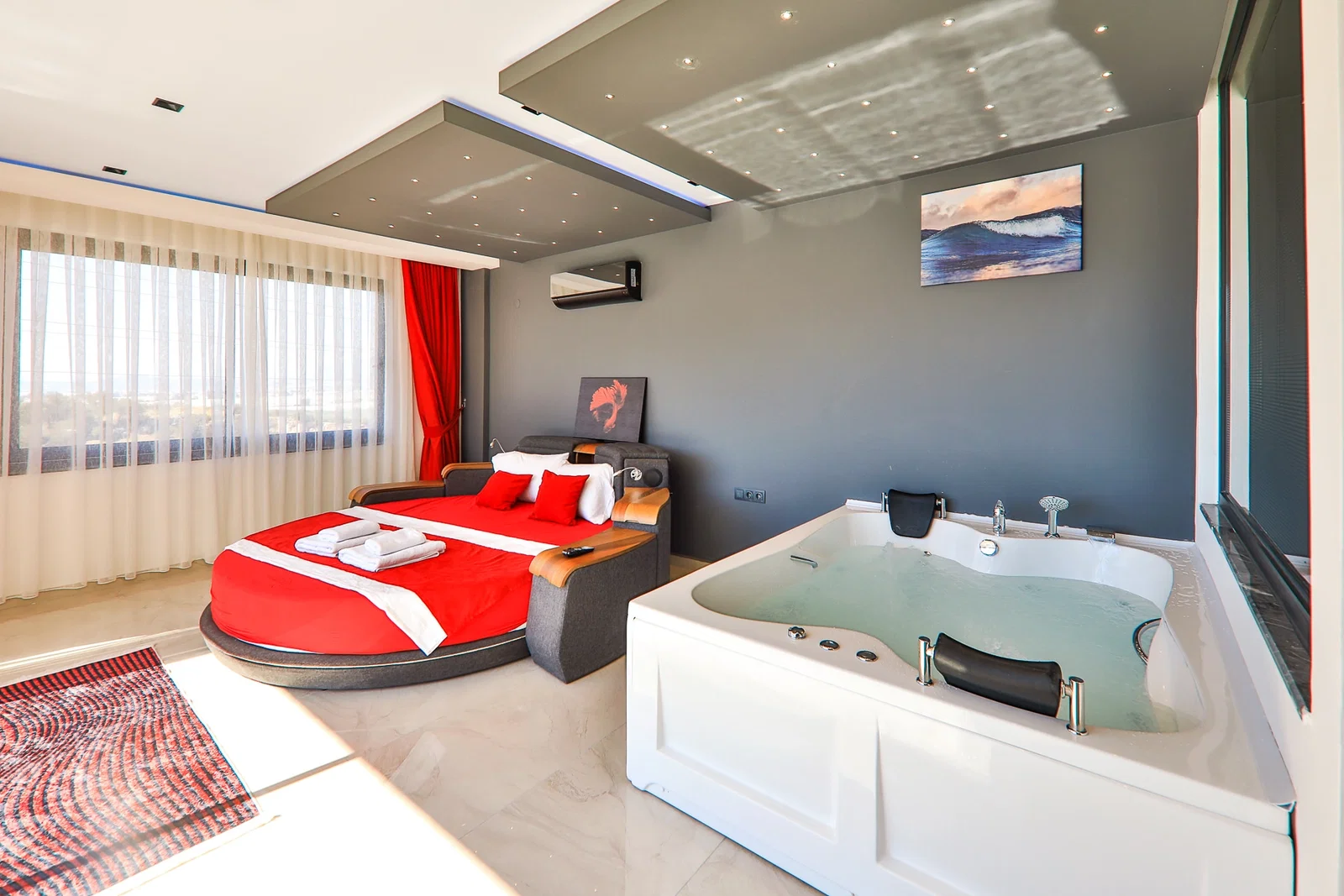 Yeşilköy’de Balayı Çiftlerine Uygun, Çocuk Havuzlu, Jakuzili, Kiralık Villa