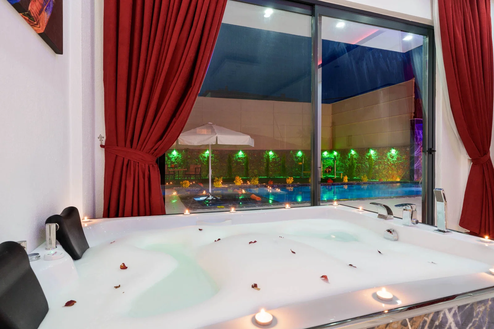 Çavdır'da Balayı Çiftlerine Uygun, Jakuzili, Kiralık Villa
