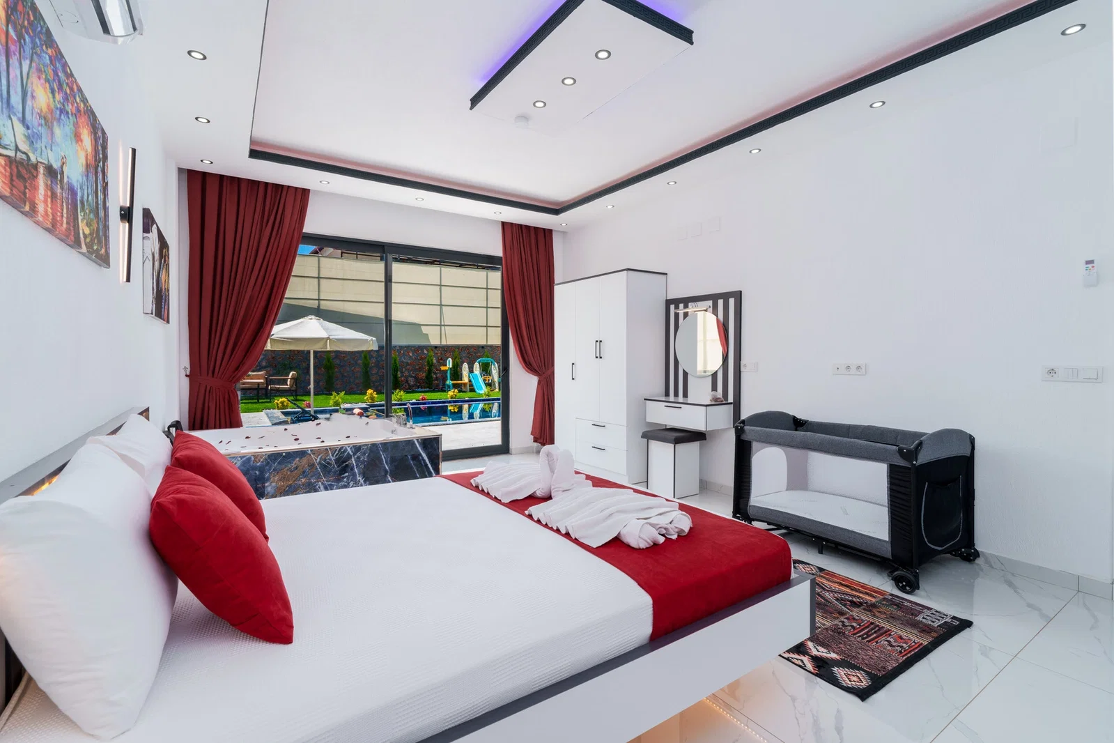 Çavdır'da Balayı Çiftlerine Uygun, Jakuzili, Kiralık Villa