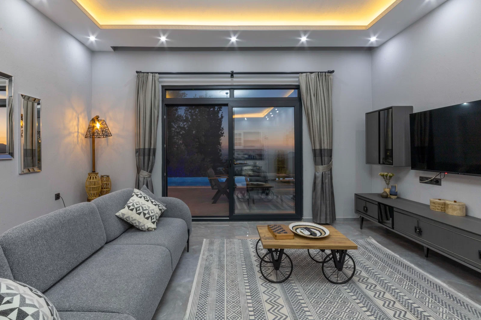 Çavdır’da Balayı Çiftlerine Uygun, Korunaklı Havuzlu, 2 Yatak Odalı, Kiralık Villa