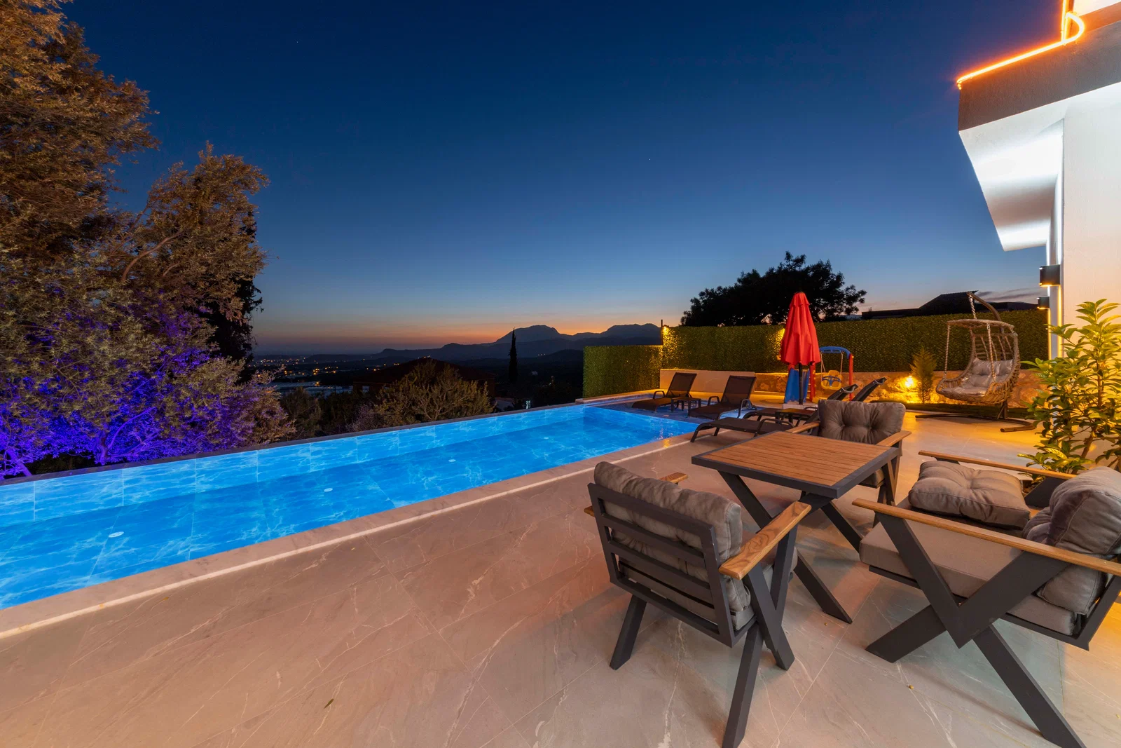 Çavdır’da Balayı Çiftlerine Uygun, Korunaklı Havuzlu, 2 Yatak Odalı, Kiralık Villa
