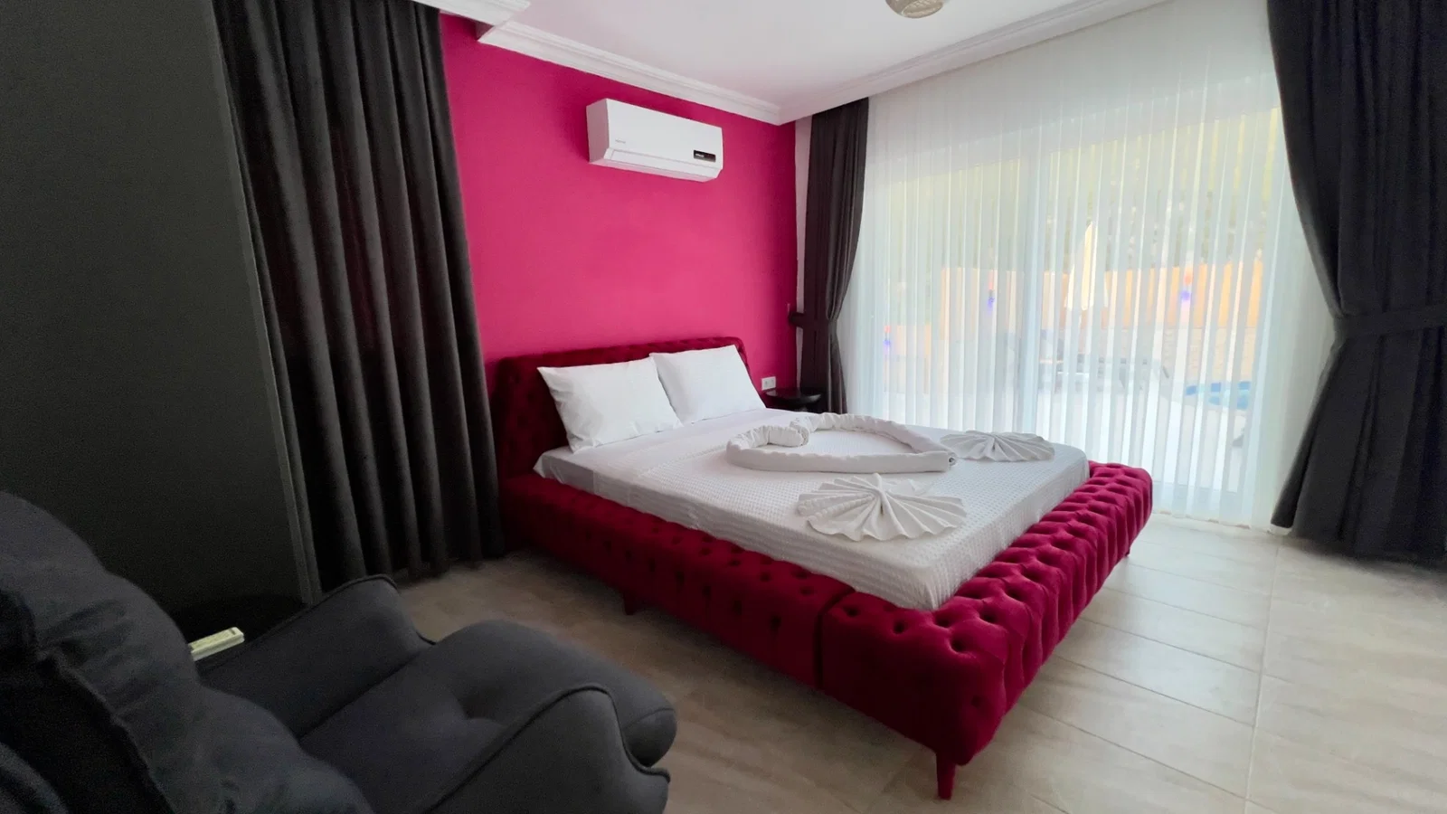 Bezirgan’da Huzurlu, Korunaklı Havuzlu, 4 Kişilik, Kiralık Villa