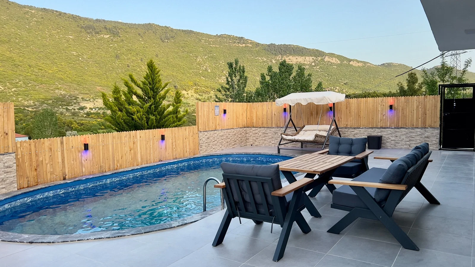 Bezirgan’da Huzurlu, Korunaklı Havuzlu, 4 Kişilik, Kiralık Villa