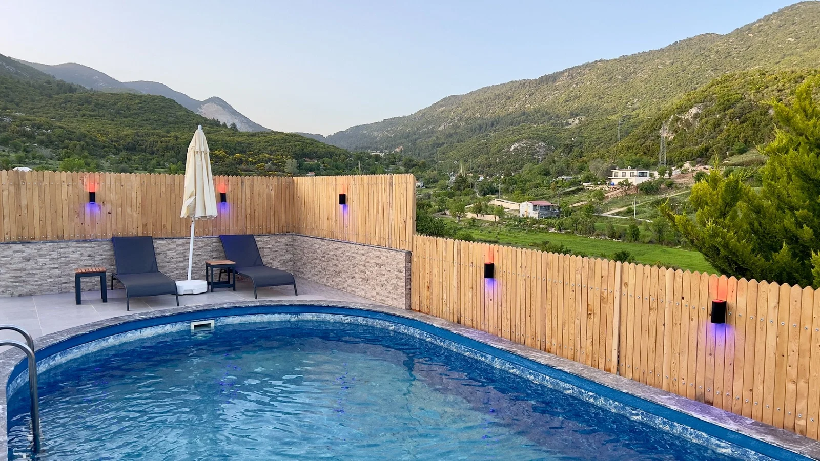 Bezirgan’da Huzurlu, Korunaklı Havuzlu, 4 Kişilik, Kiralık Villa