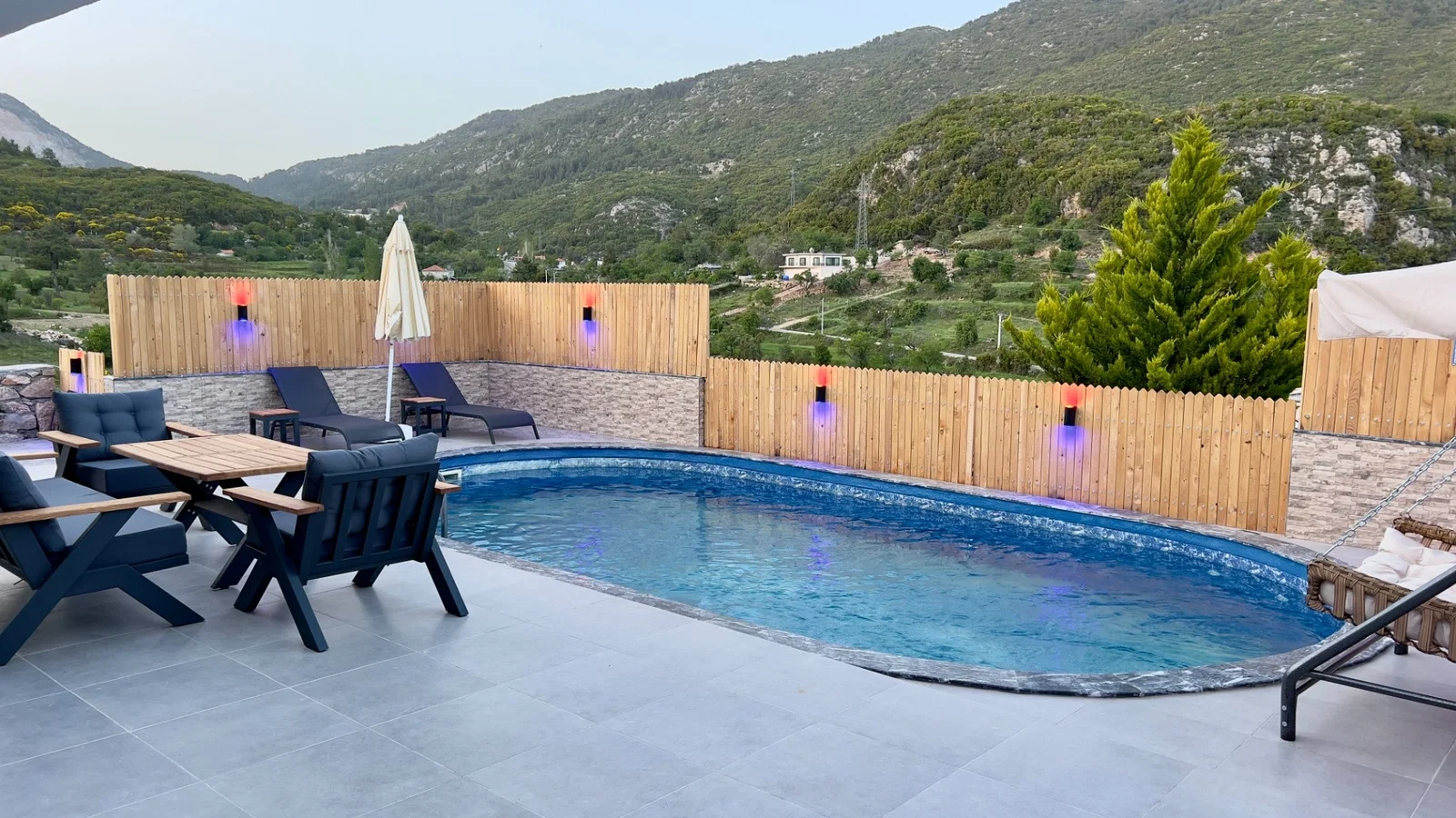 Bezirgan’da Huzurlu, Korunaklı Havuzlu, 4 Kişilik, Kiralık Villa