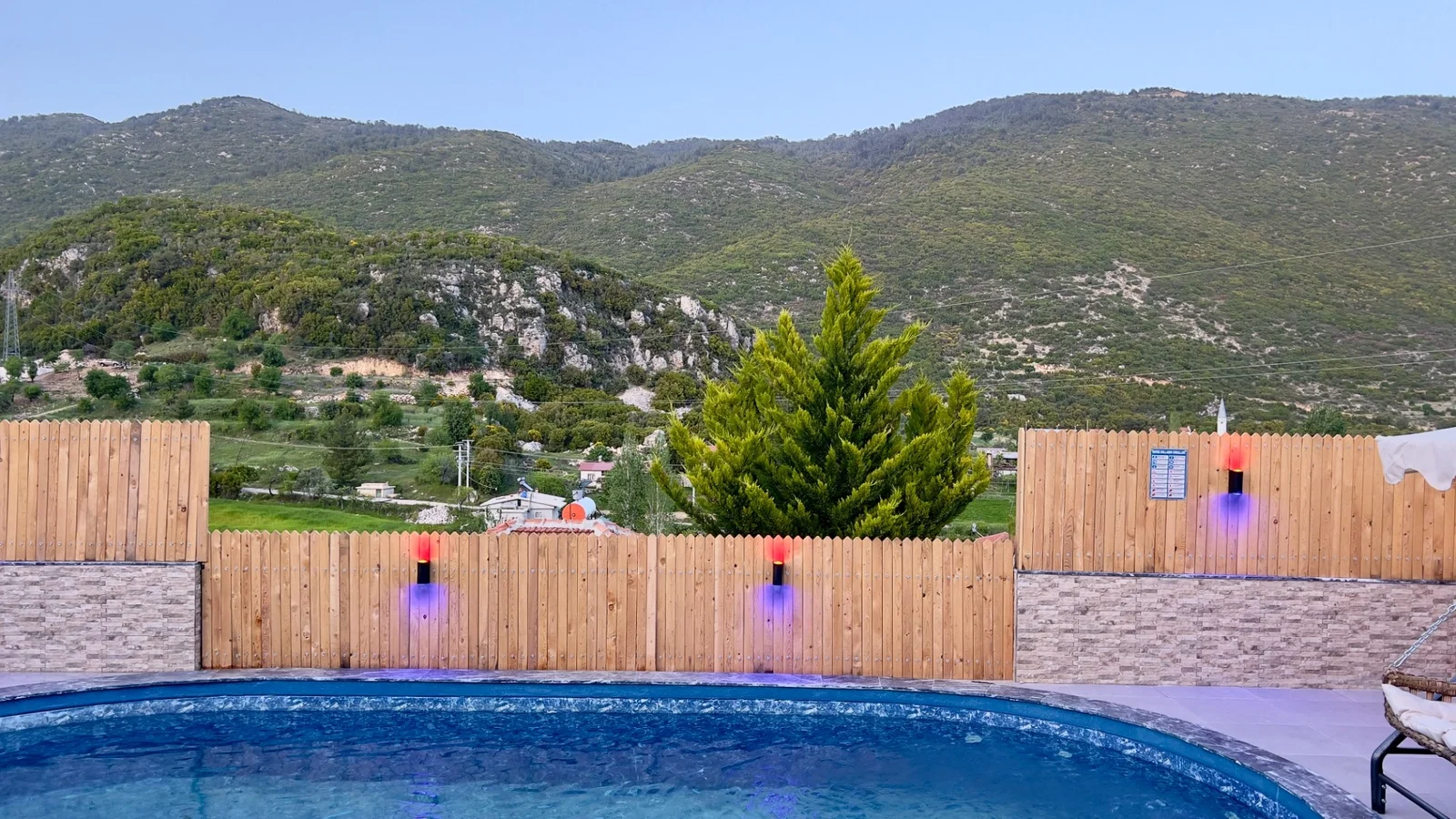 Bezirgan’da Huzurlu, Korunaklı Havuzlu, 4 Kişilik, Kiralık Villa