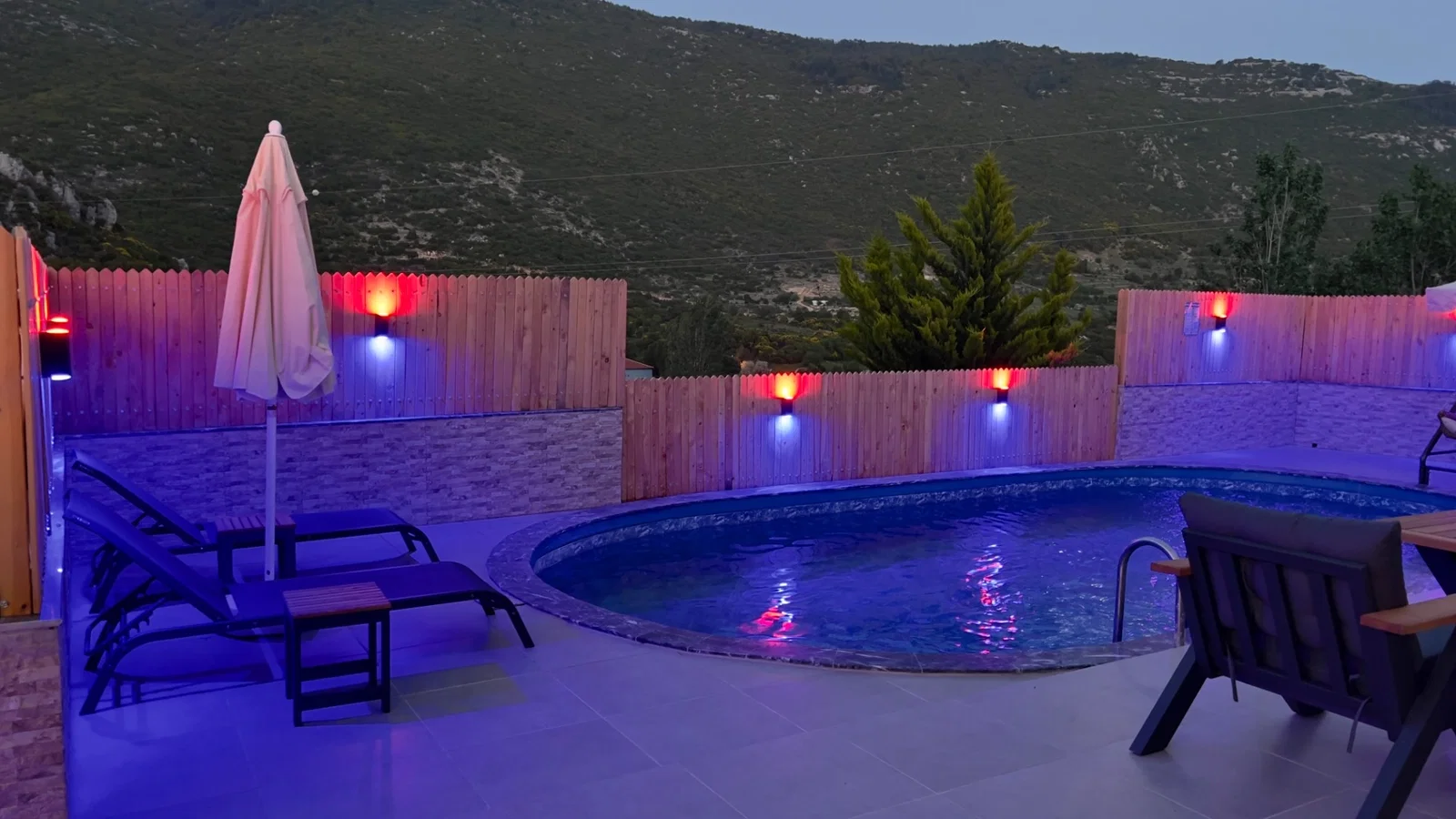 Bezirgan’da Huzurlu, Korunaklı Havuzlu, 4 Kişilik, Kiralık Villa