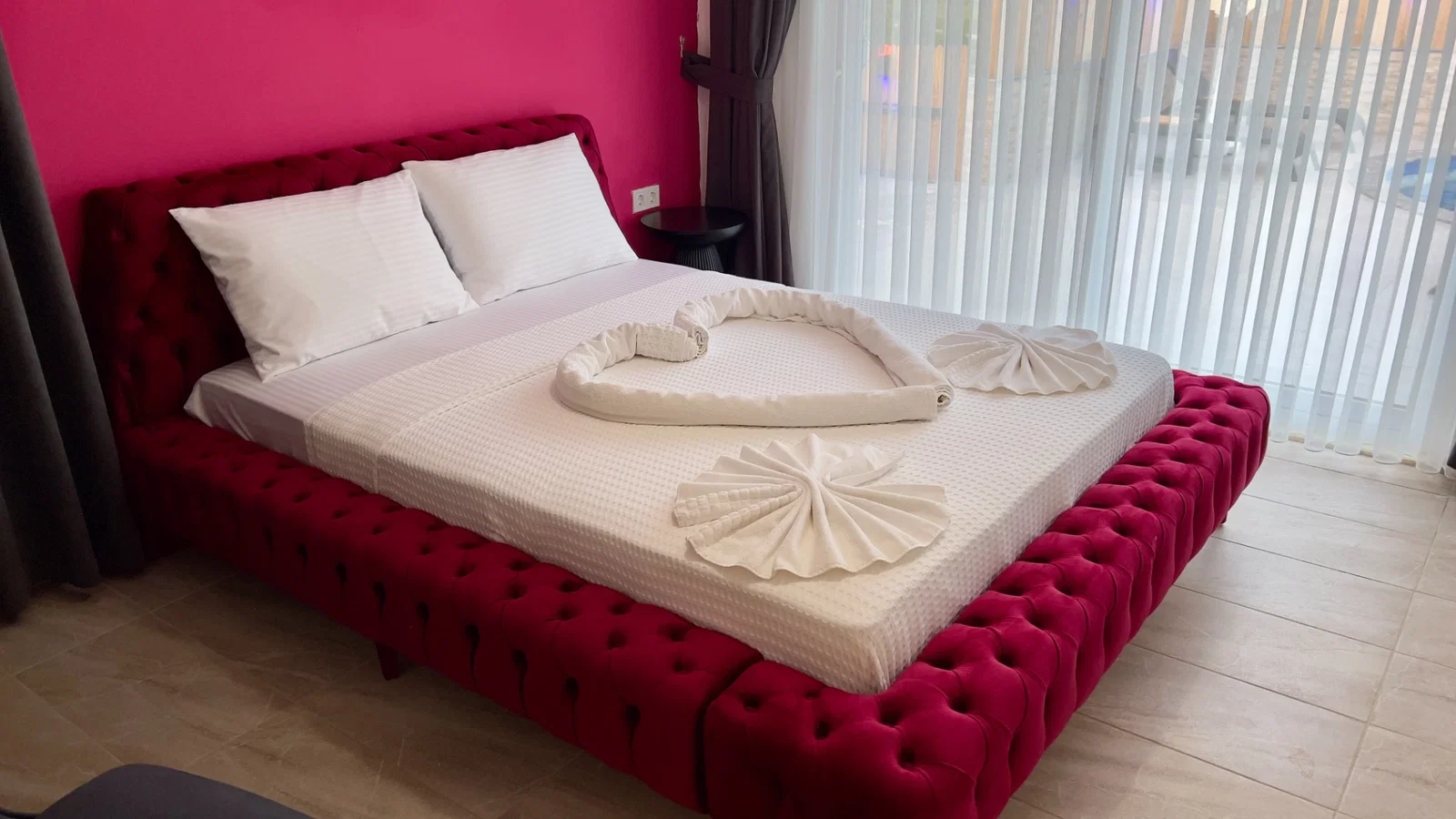 Bezirgan’da Huzurlu, Korunaklı Havuzlu, 4 Kişilik, Kiralık Villa