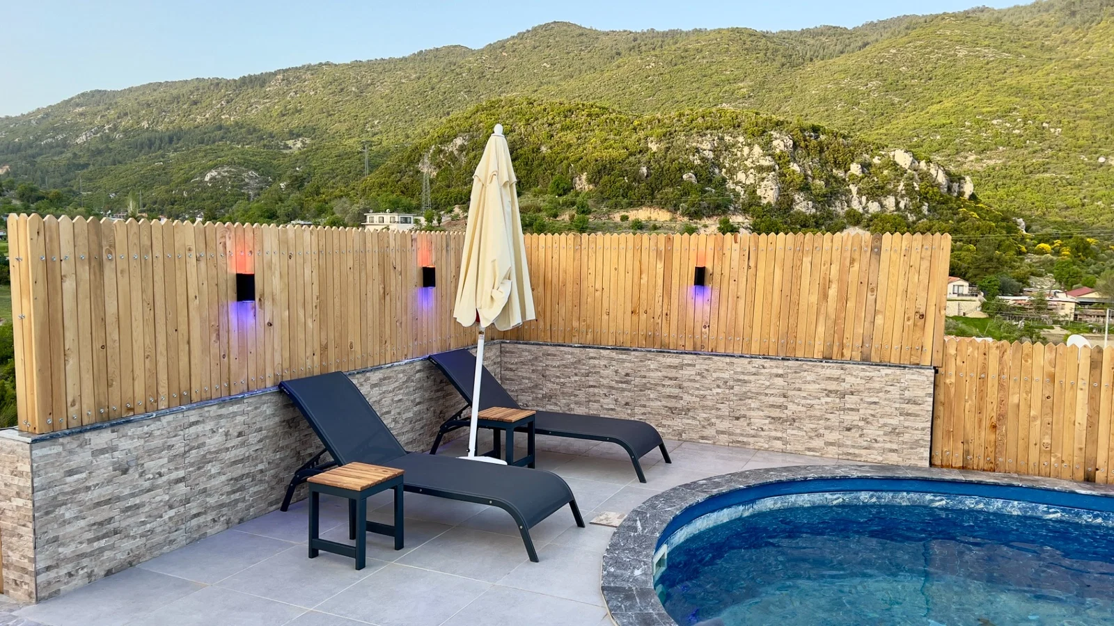 Bezirgan’da Huzurlu, Korunaklı Havuzlu, 4 Kişilik, Kiralık Villa