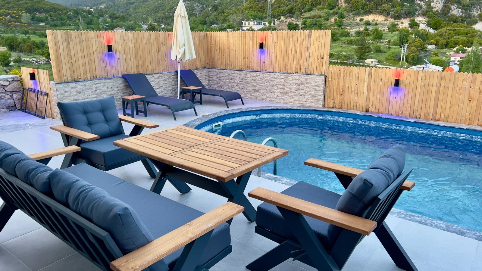 Bezirgan’da Huzurlu, Korunaklı Havuzlu, 4 Kişilik, Kiralık Villa