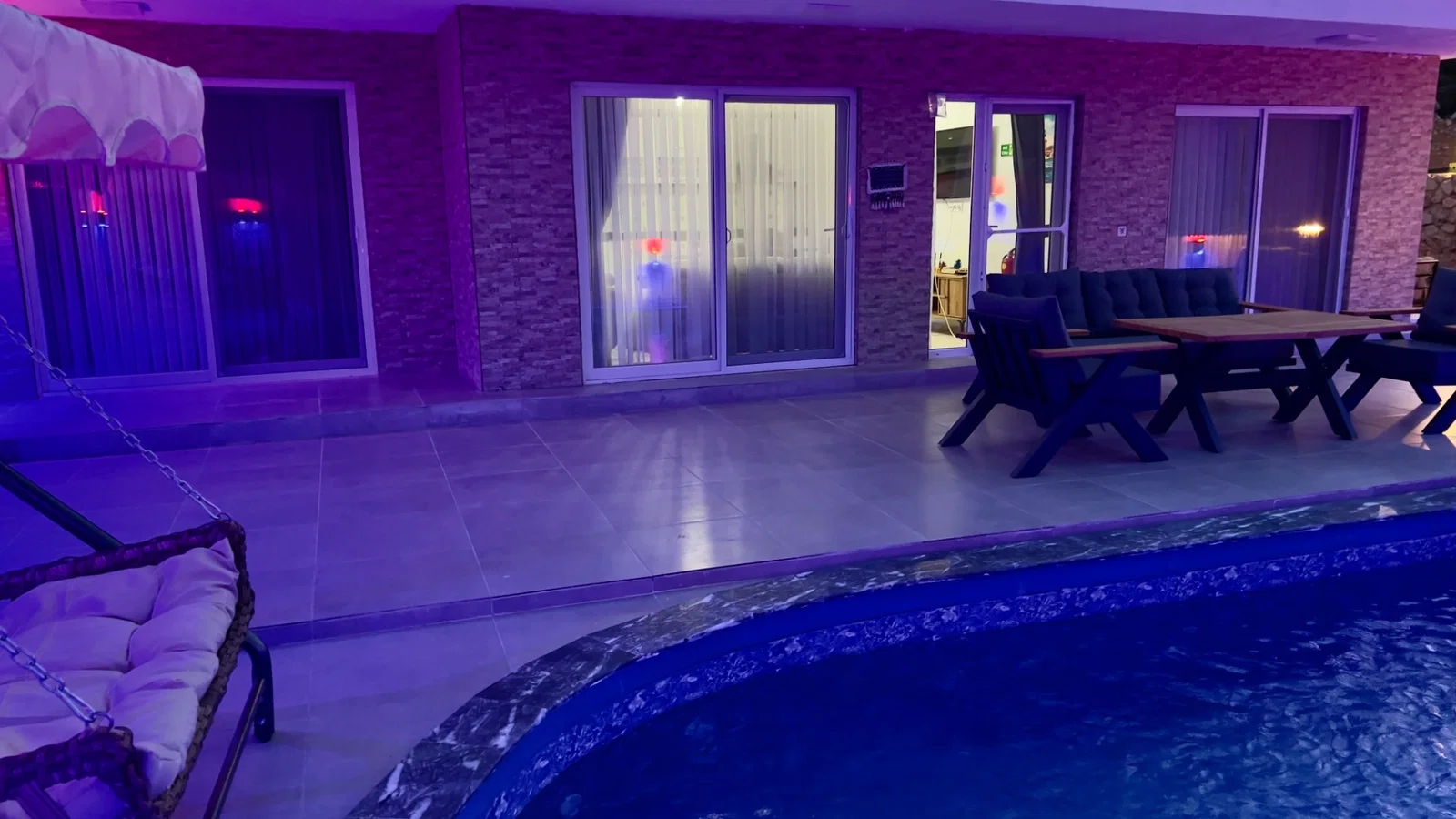 Bezirgan’da Huzurlu, Korunaklı Havuzlu, 4 Kişilik, Kiralık Villa