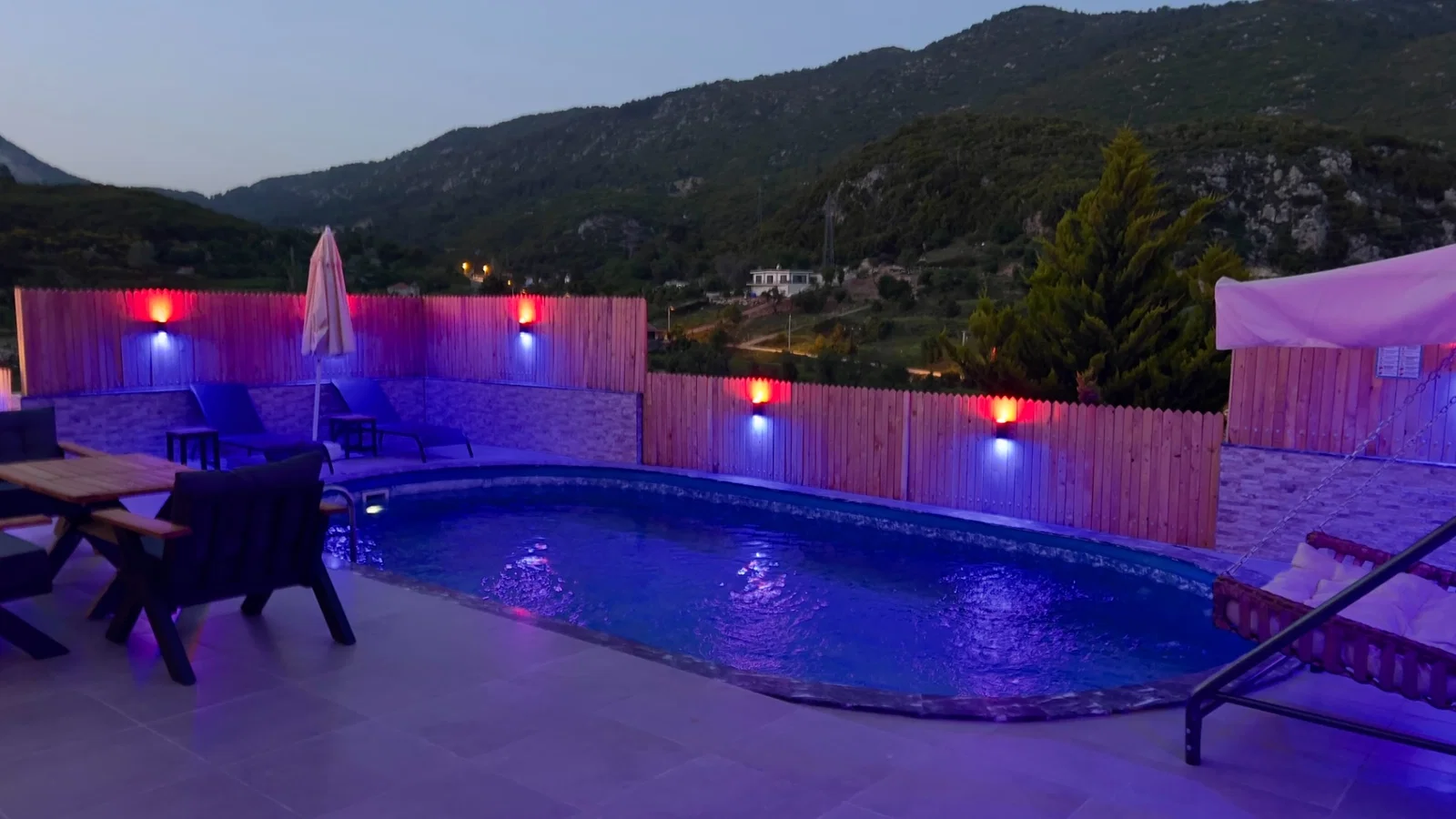 Bezirgan’da Huzurlu, Korunaklı Havuzlu, 4 Kişilik, Kiralık Villa