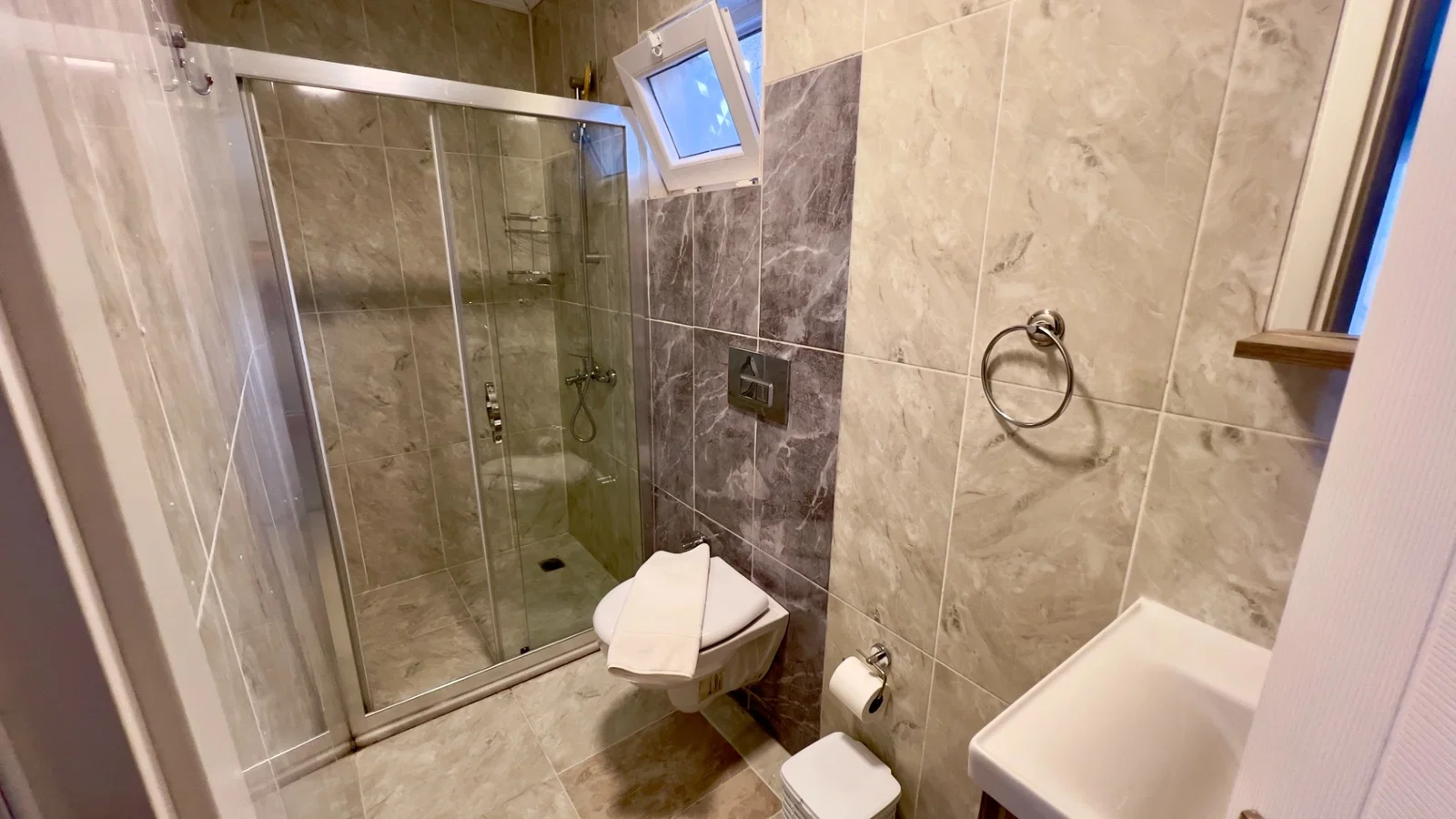 Bezirgan’da Huzurlu, Korunaklı Havuzlu, 4 Kişilik, Kiralık Villa