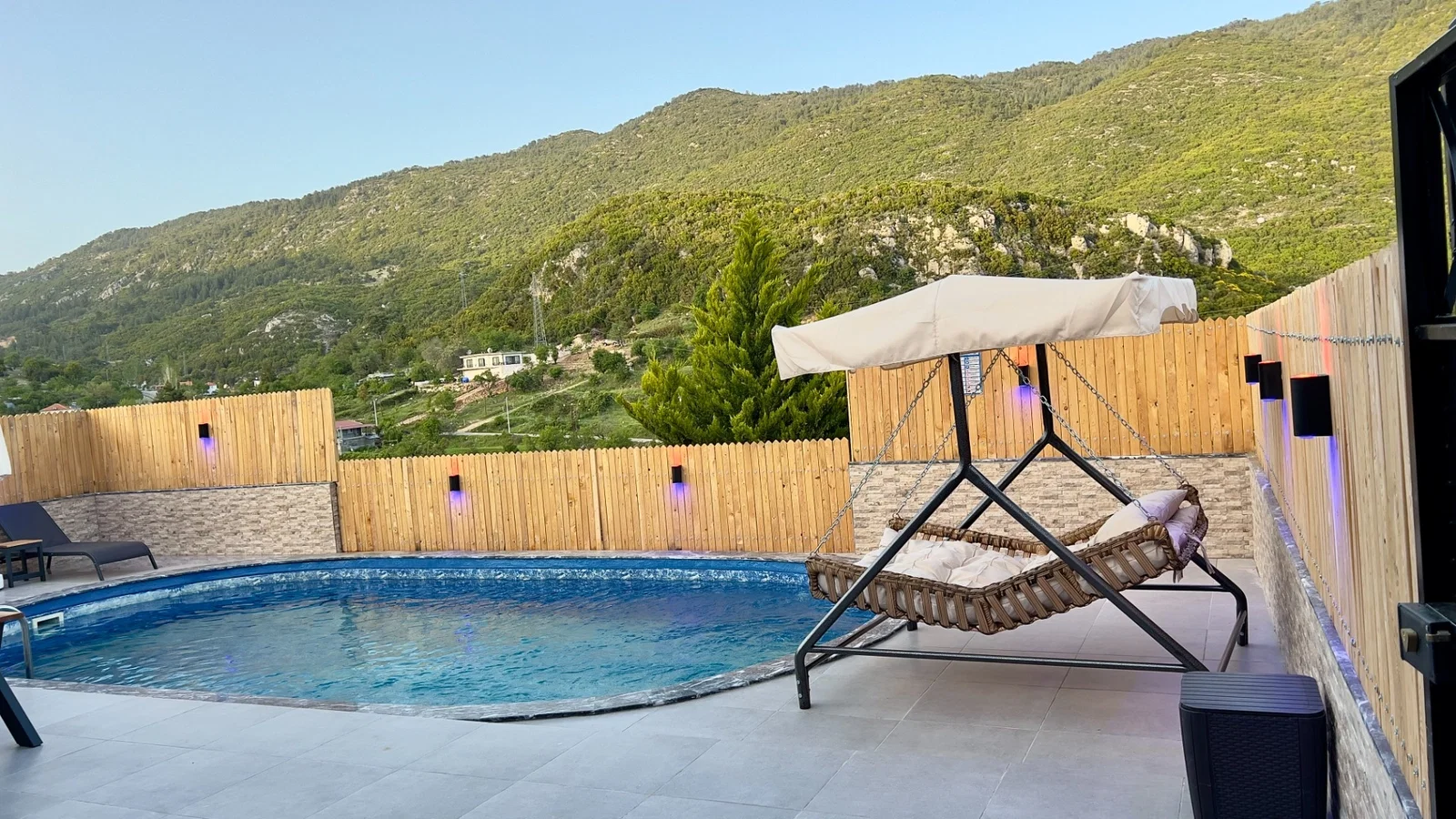 Bezirgan’da Huzurlu, Korunaklı Havuzlu, 4 Kişilik, Kiralık Villa