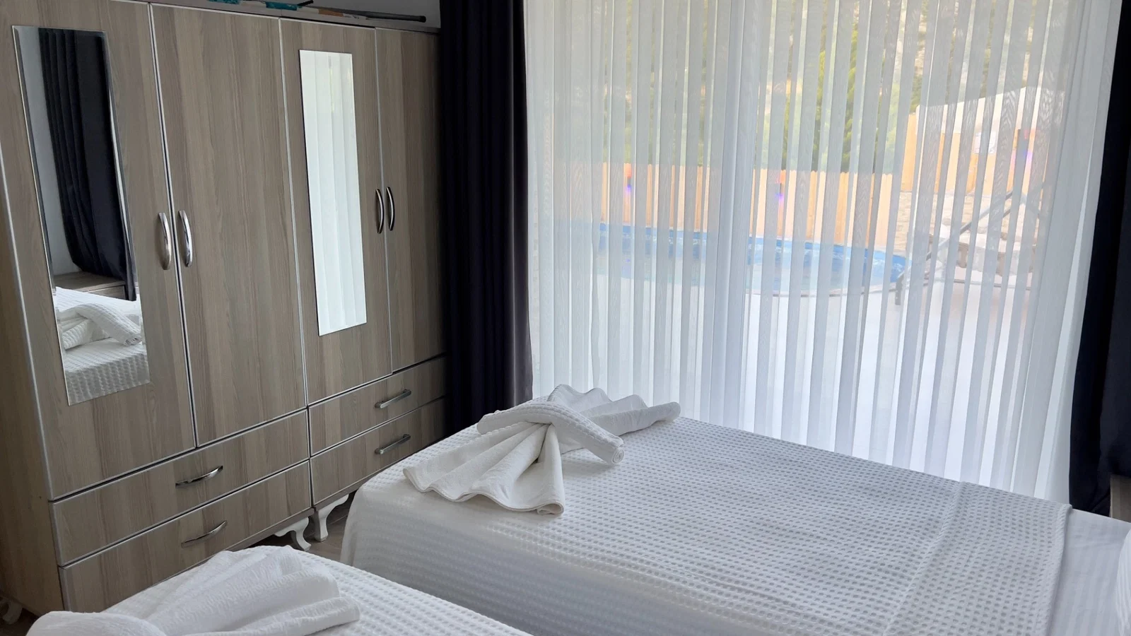 Bezirgan’da Huzurlu, Korunaklı Havuzlu, 4 Kişilik, Kiralık Villa
