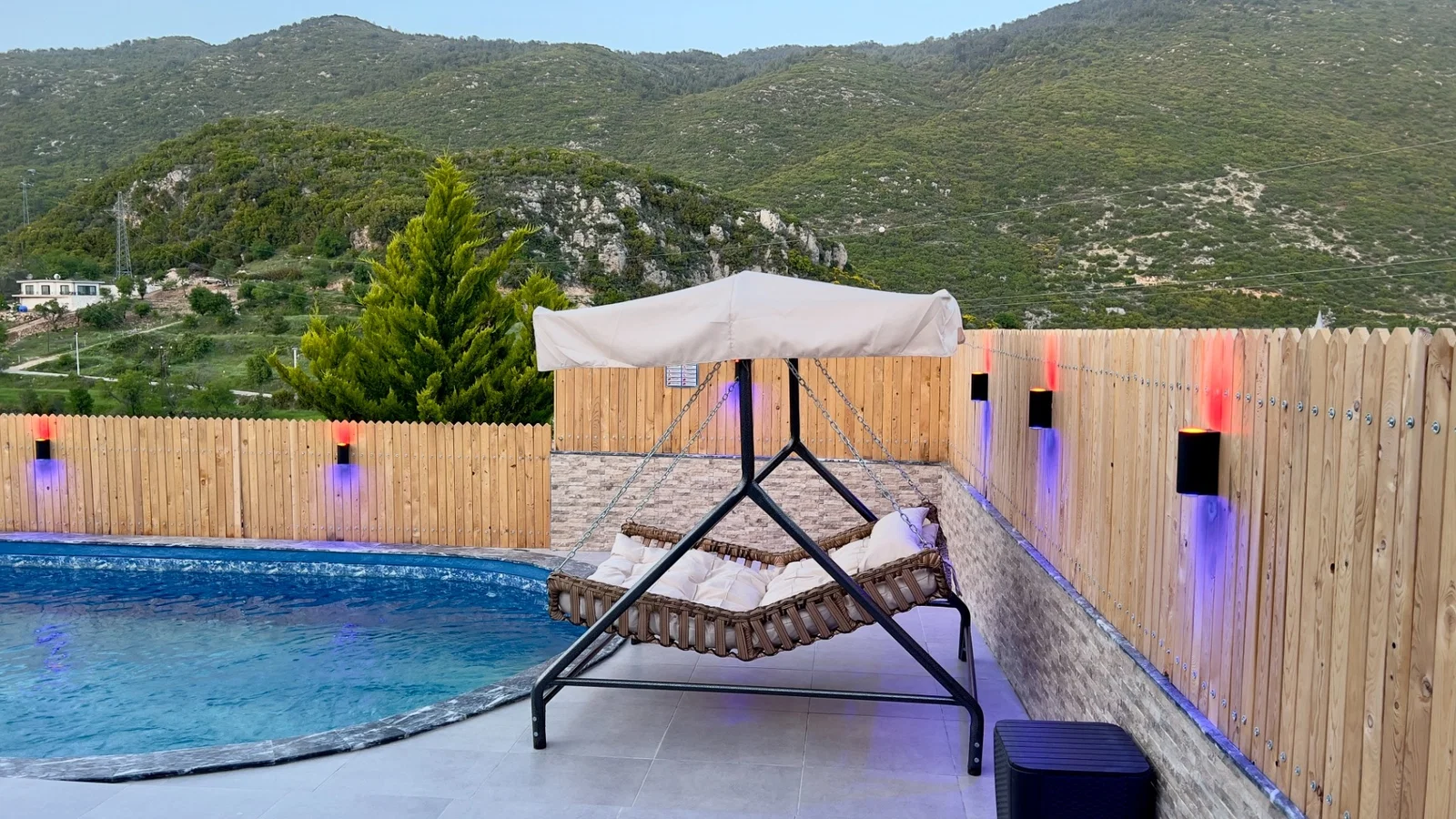 Bezirgan’da Huzurlu, Korunaklı Havuzlu, 4 Kişilik, Kiralık Villa