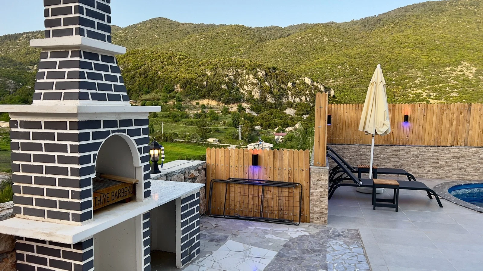 Bezirgan’da Huzurlu, Korunaklı Havuzlu, 4 Kişilik, Kiralık Villa