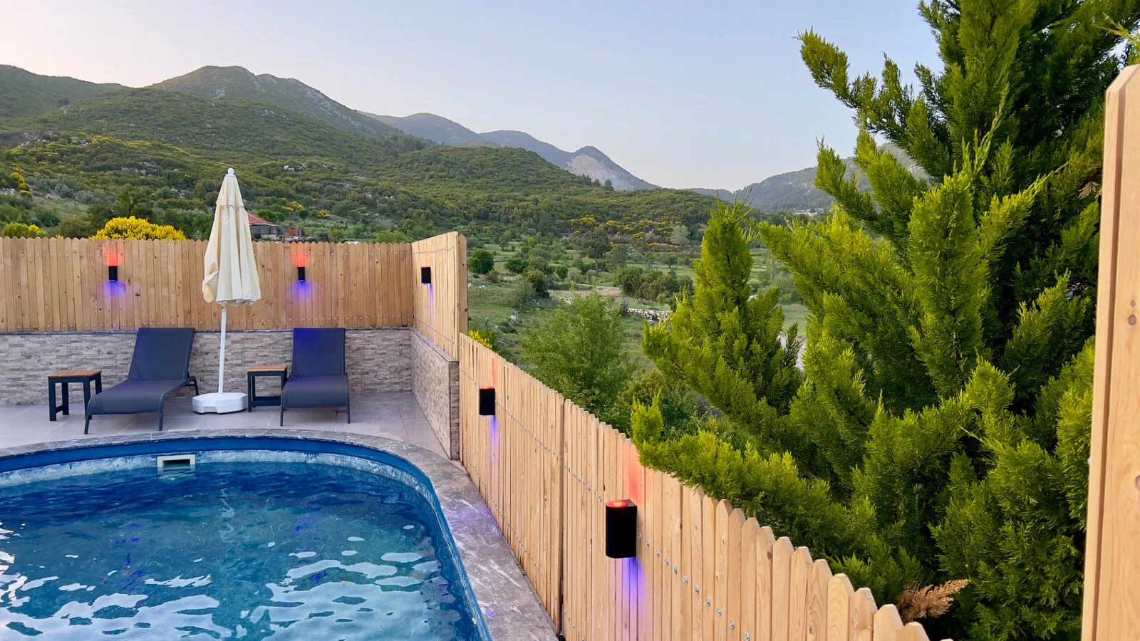 Bezirgan’da Huzurlu, Korunaklı Havuzlu, 4 Kişilik, Kiralık Villa