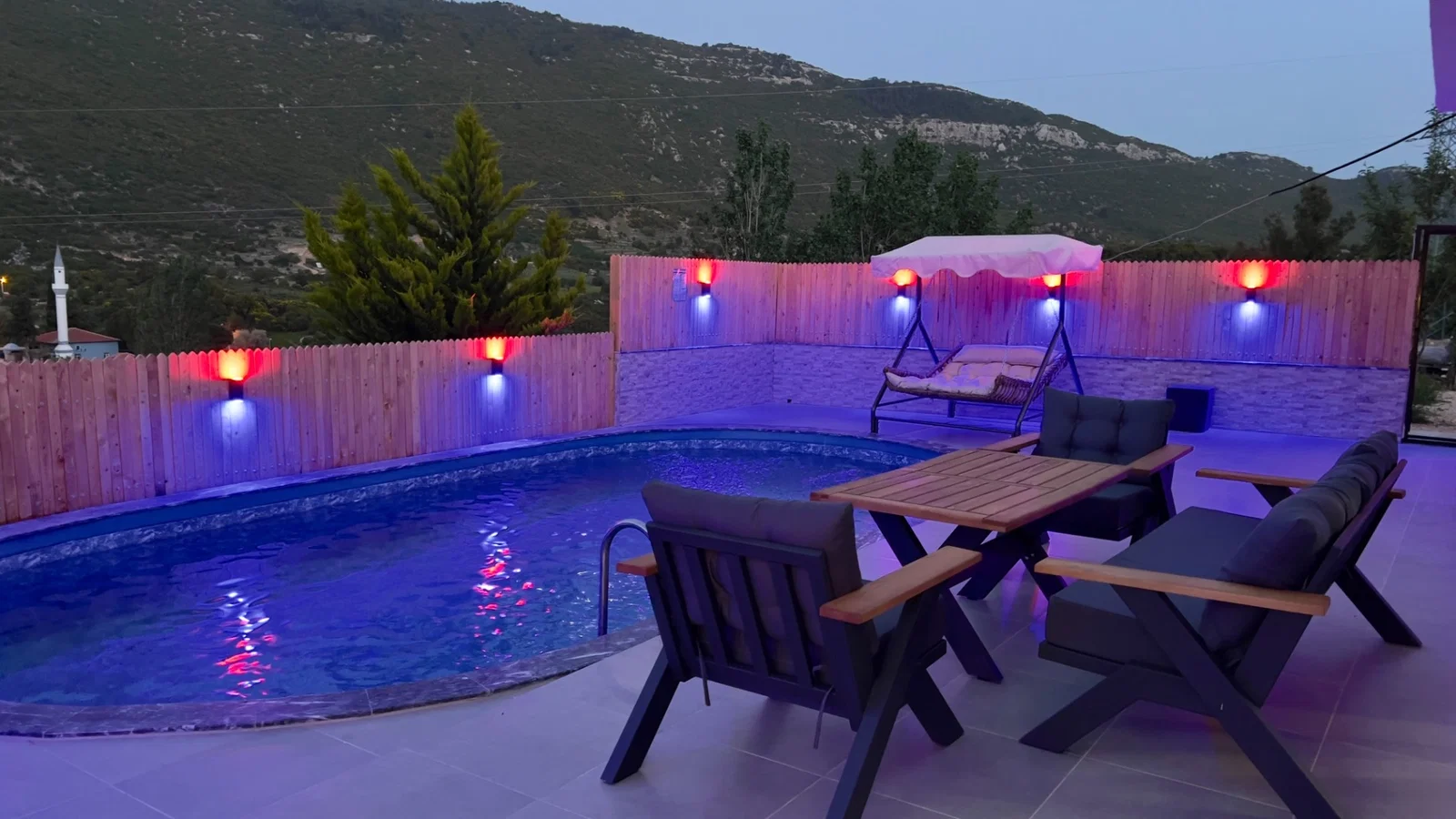 Bezirgan’da Huzurlu, Korunaklı Havuzlu, 4 Kişilik, Kiralık Villa