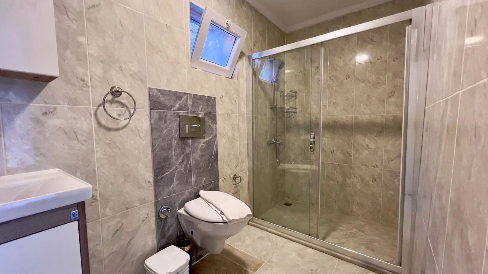 Bezirgan’da Huzurlu, Korunaklı Havuzlu, 4 Kişilik, Kiralık Villa
