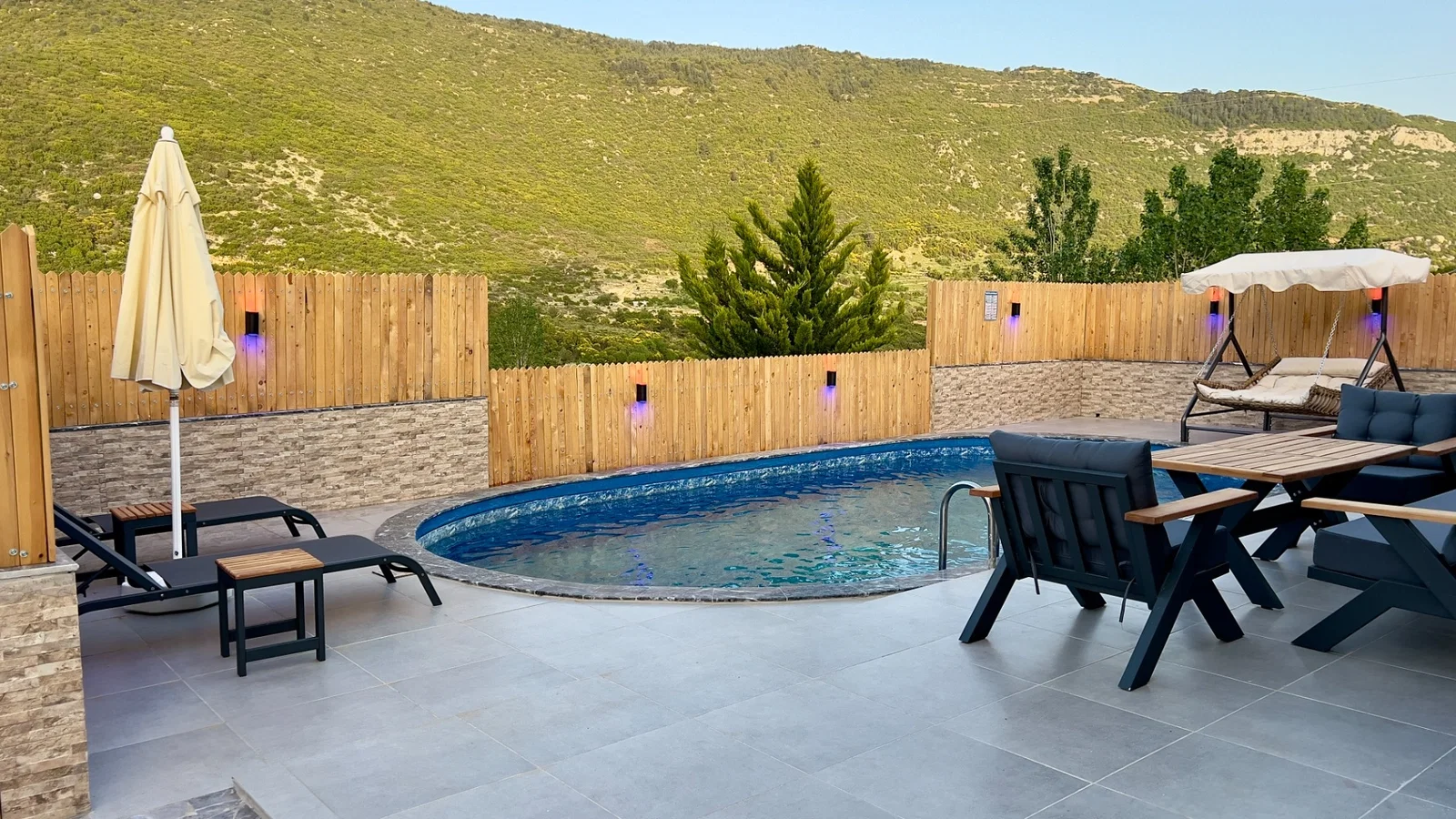 Bezirgan’da Huzurlu, Korunaklı Havuzlu, 4 Kişilik, Kiralık Villa