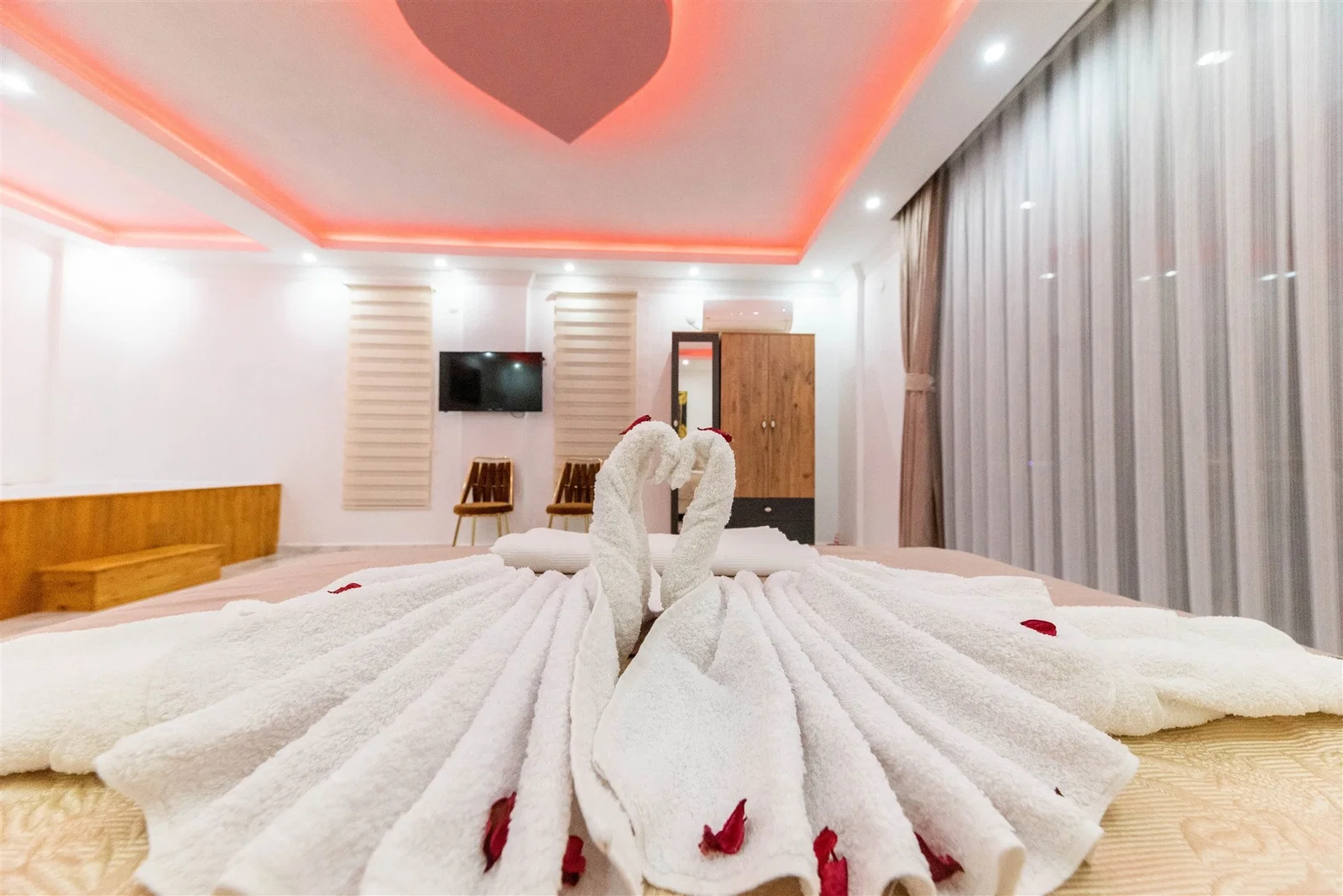 Çavdır’da Korunaklı, Çocuk Havuzlu, 2 Yatak Odalı, Kiralık Villa