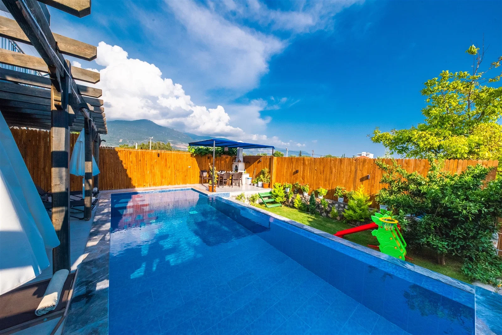 Çavdır’da Korunaklı, Çocuk Havuzlu, 2 Yatak Odalı, Kiralık Villa