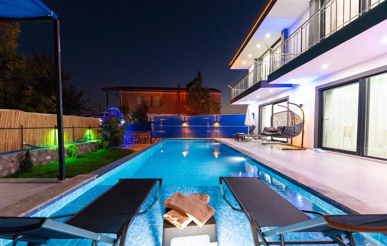 Çavdır’da Korunaklı, Çocuk Havuzlu, 2 Yatak Odalı, Kiralık Villa