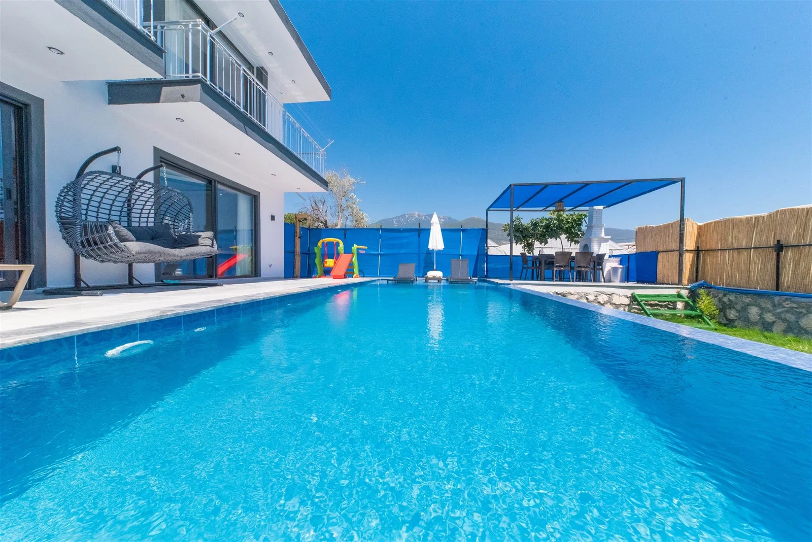 Çavdır’da Korunaklı, Çocuk Havuzlu, 2 Yatak Odalı, Kiralık Villa