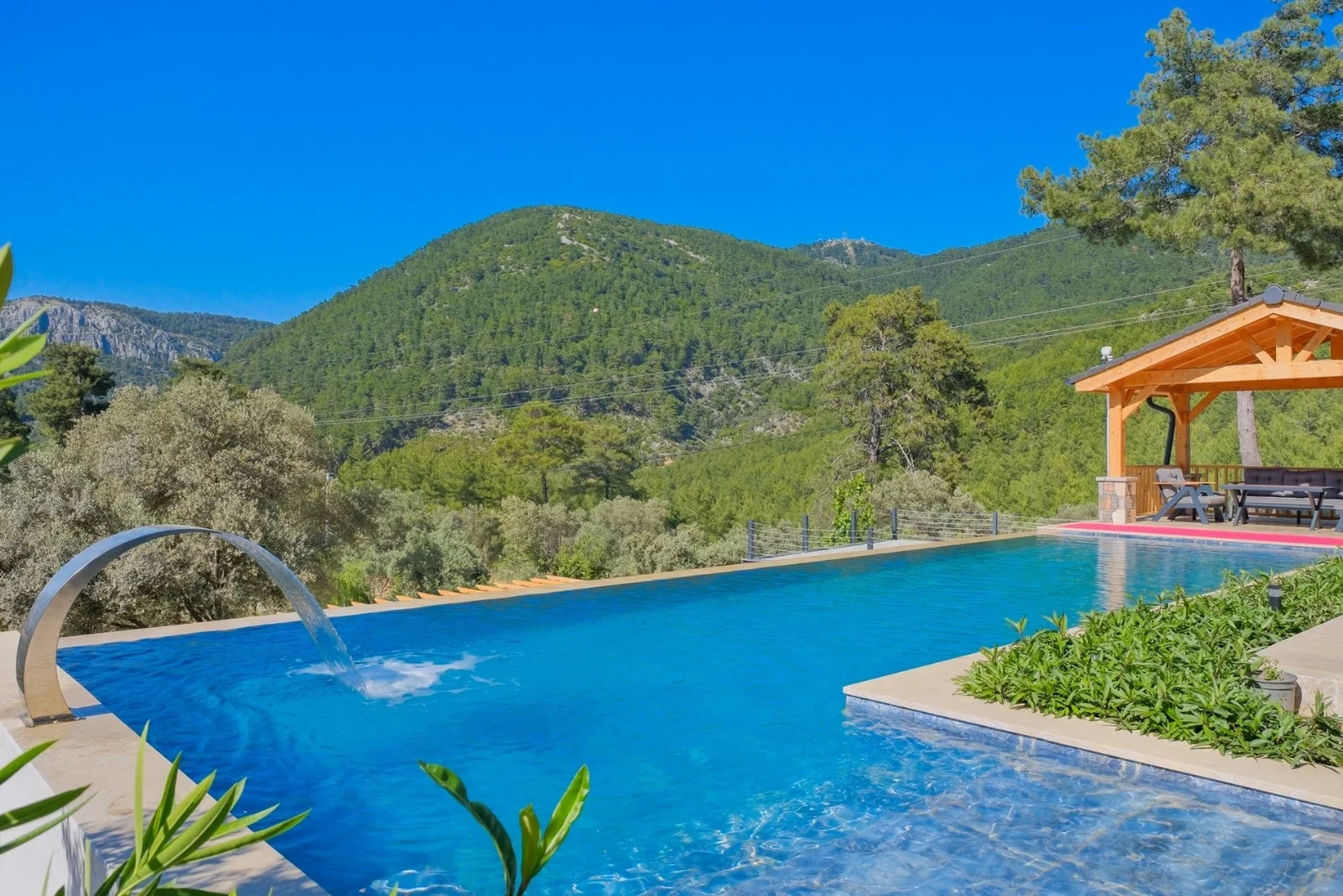 Göcek’te Korunaklı, Isıtmalı Havuzlu, 8 Kişilik, Lüks Villa