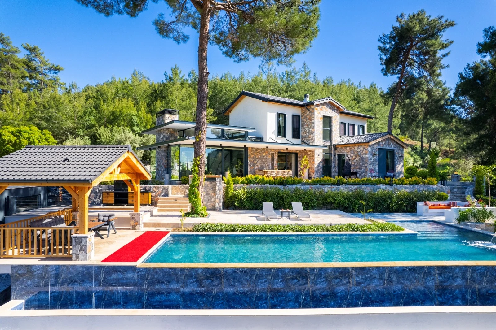 Göcek’te Korunaklı, Isıtmalı Havuzlu, 8 Kişilik, Lüks Villa
