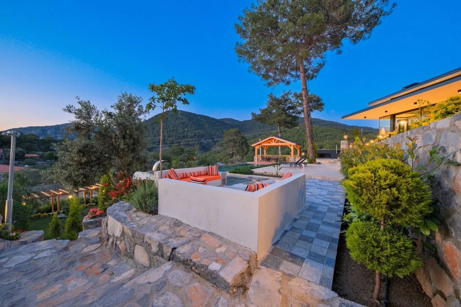 Göcek’te Korunaklı, Isıtmalı Havuzlu, 8 Kişilik, Lüks Villa