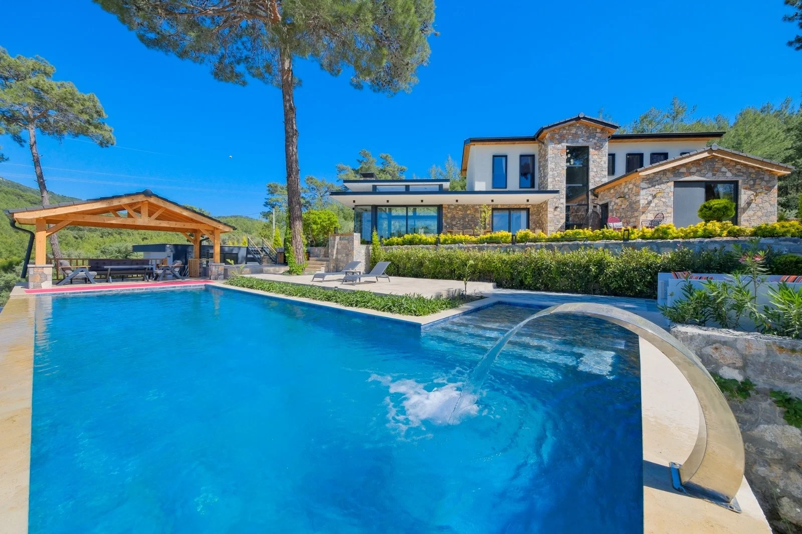 Göcek’te Korunaklı, Isıtmalı Havuzlu, 8 Kişilik, Lüks Villa
