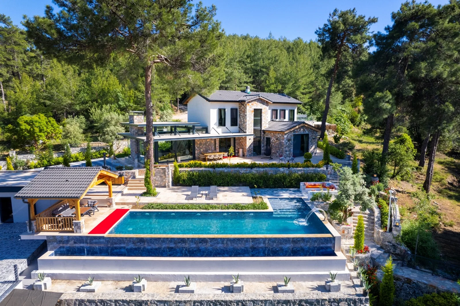 Göcek’te Korunaklı, Isıtmalı Havuzlu, 8 Kişilik, Lüks Villa