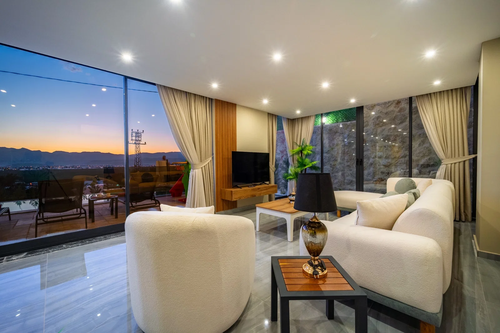 Yeşilköy’de Huzurlu, Korunaklı Havuzlu, Jakuzili, Lüks Villa