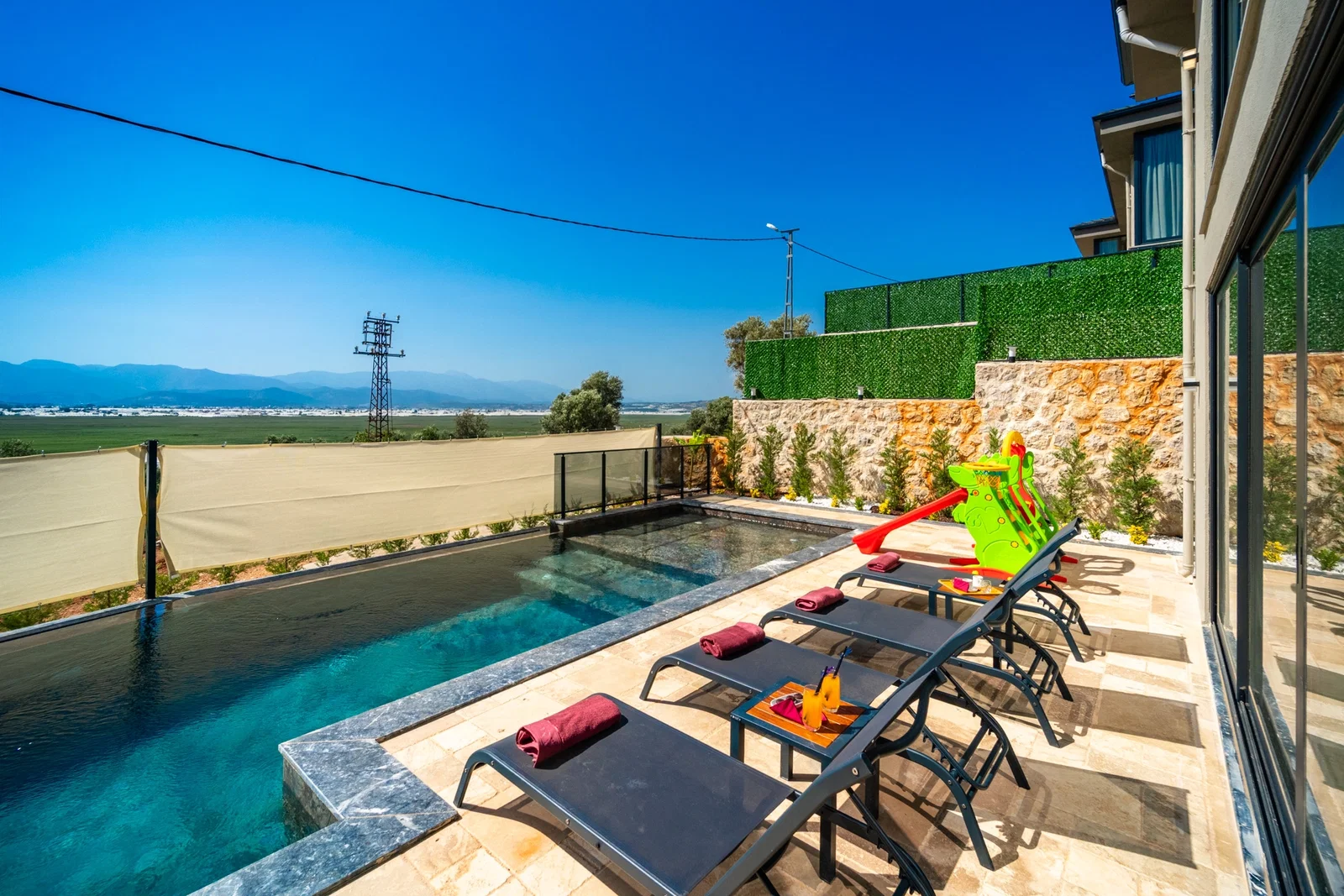 Yeşilköy’de Huzurlu, Korunaklı Havuzlu, Jakuzili, Lüks Villa