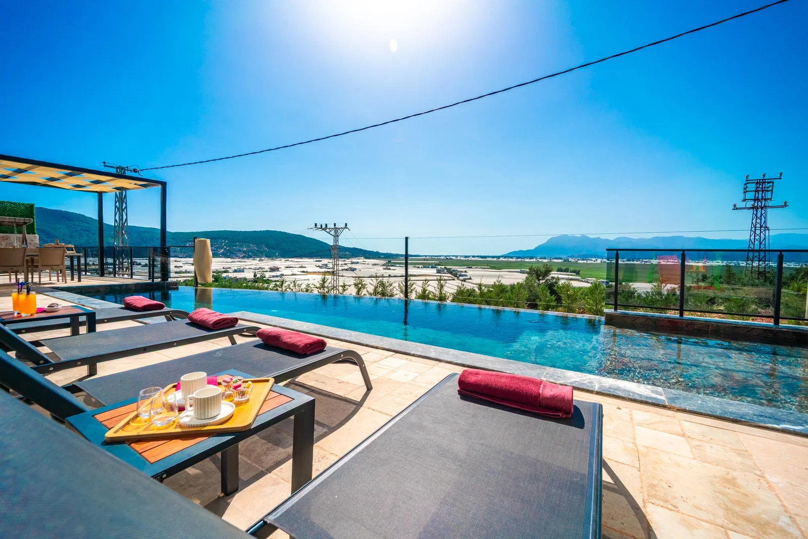 Yeşilköy’de Huzurlu, Korunaklı Havuzlu, Jakuzili, Lüks Villa
