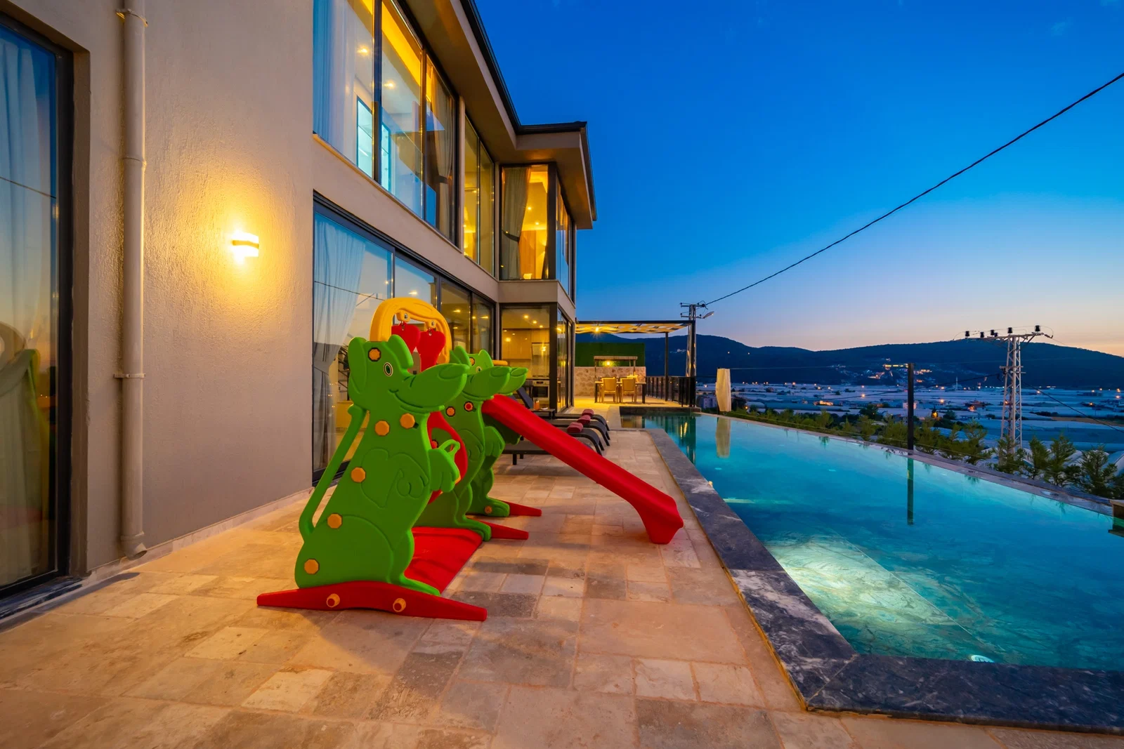Yeşilköy’de Huzurlu, Korunaklı Havuzlu, Jakuzili, Lüks Villa