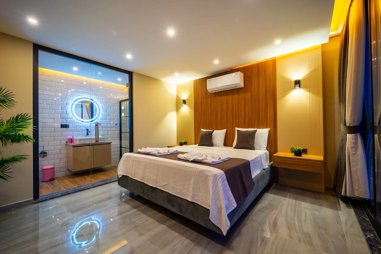 Yeşilköy’de Huzurlu, Korunaklı Havuzlu, Jakuzili, Lüks Villa