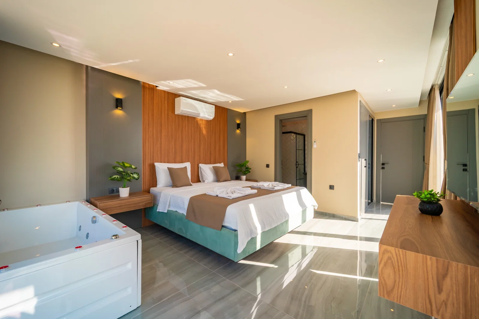 Yeşilköy’de Huzurlu, Korunaklı Havuzlu, 4 Kişilik, Lüks Villa