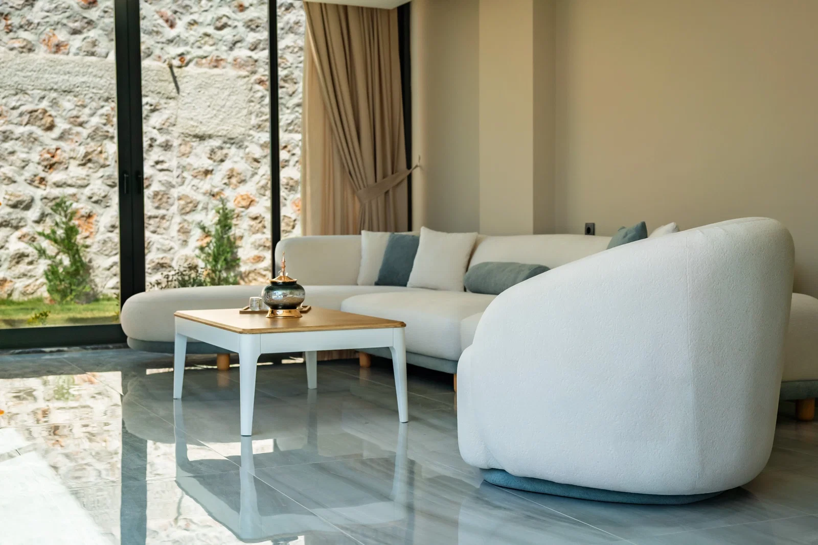 Yeşilköy’de Huzurlu, Korunaklı Havuzlu, 4 Kişilik, Lüks Villa