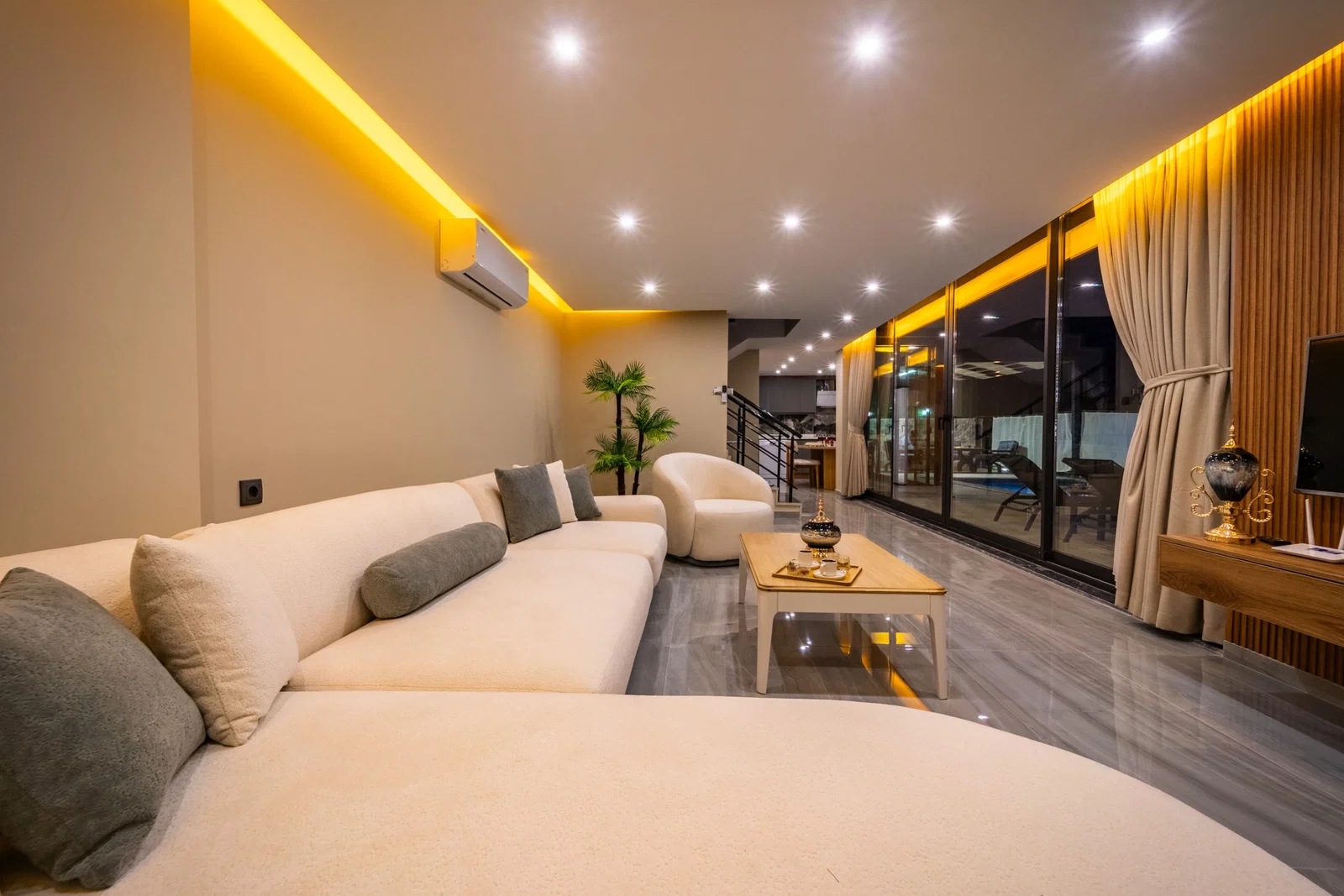 Yeşilköy’de Huzurlu, Korunaklı Havuzlu, 4 Kişilik, Lüks Villa