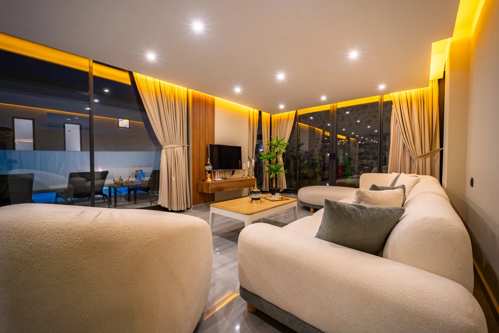 Yeşilköy’de Huzurlu, Korunaklı Havuzlu, 4 Kişilik, Lüks Villa
