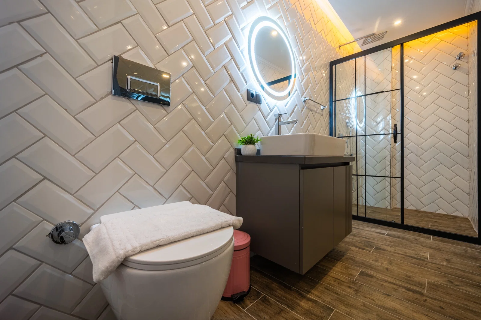 Yeşilköy’de Huzurlu, Korunaklı Havuzlu, 4 Kişilik, Lüks Villa